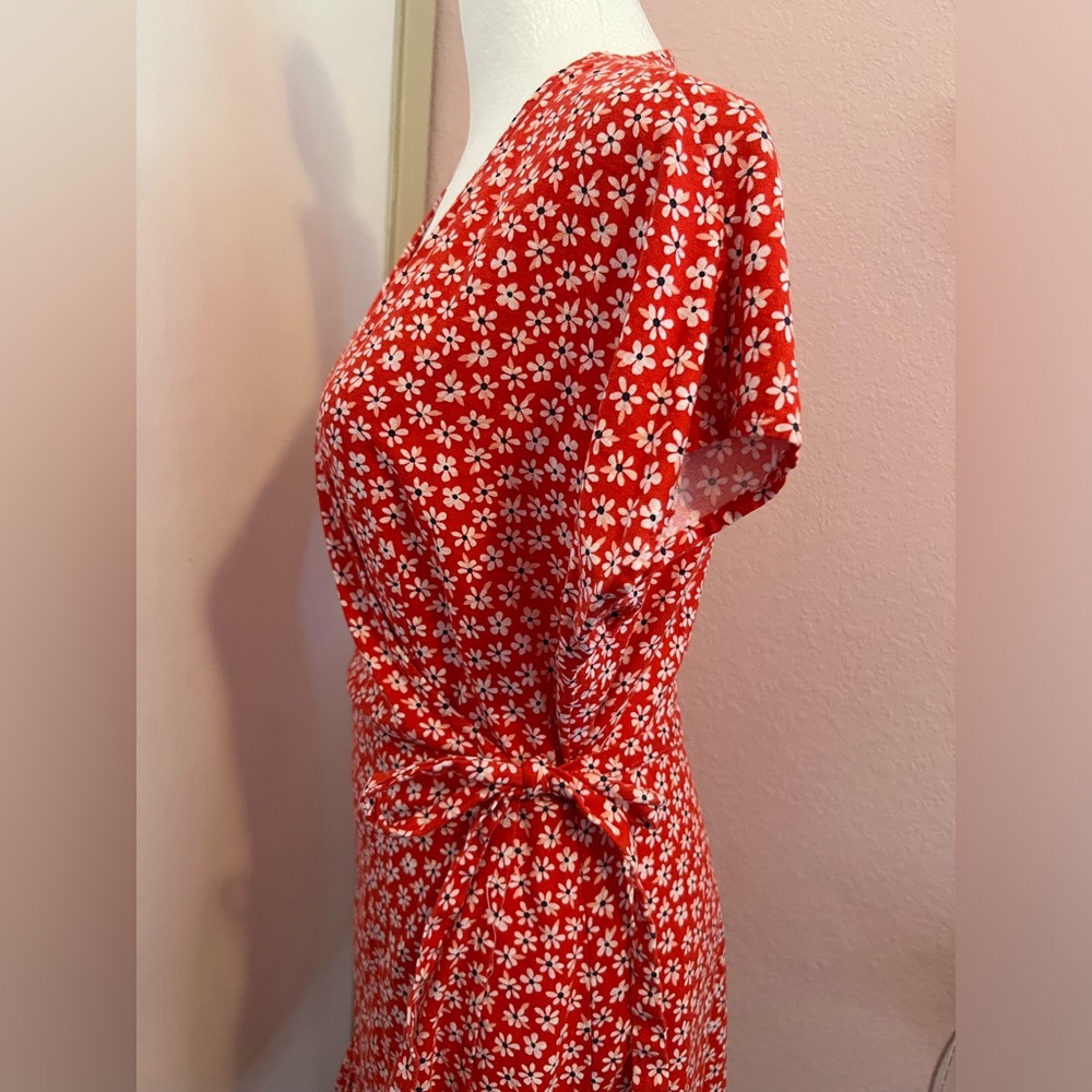 Red and white floral wrap dress - Picture 3 of 13